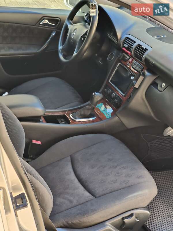 Седан Mercedes-Benz C-Class 2001 в Черновцах