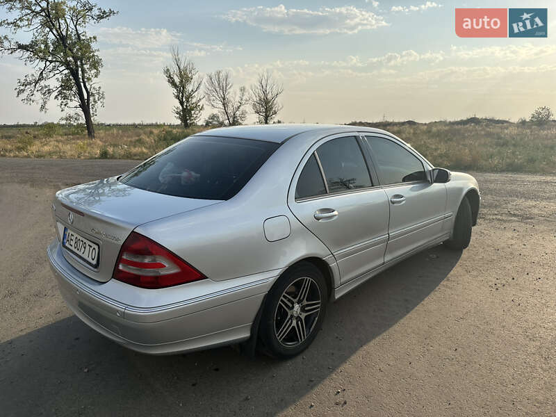 Седан Mercedes-Benz C-Class 2004 в Запоріжжі