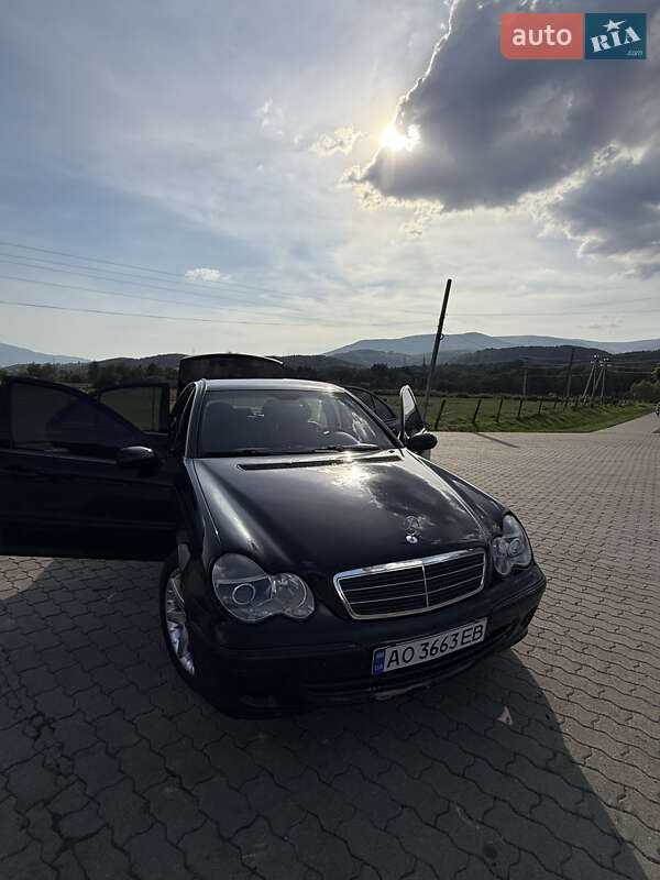 Седан Mercedes-Benz C-Class 2000 в Сваляві