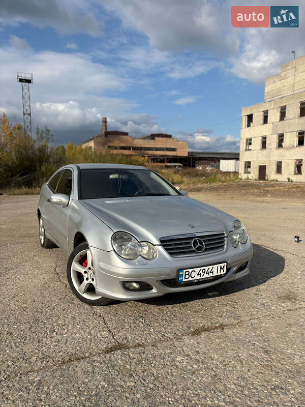 Купе Mercedes-Benz C-Class 2005 в Новояворовске