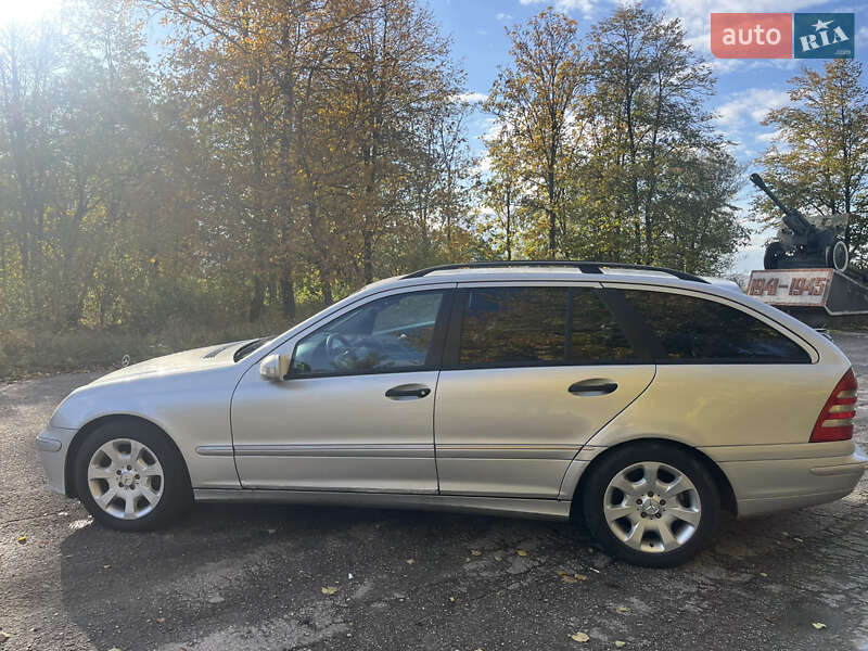 Універсал Mercedes-Benz C-Class 2004 в Кельменцях