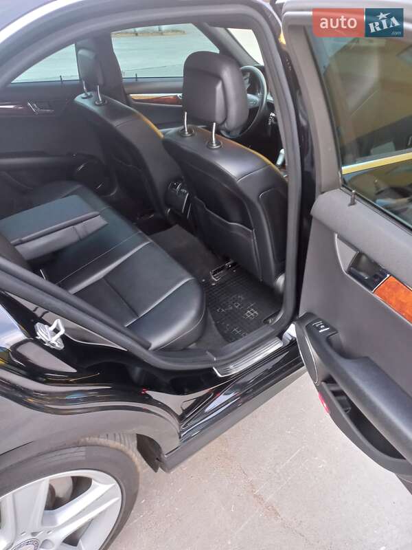 Седан Mercedes-Benz C-Class 2010 в Днепре