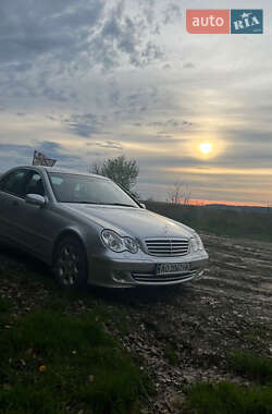 Седан Mercedes-Benz C-Class 2004 в Виноградове Седан Mercedes-Benz C-Class 2004 в Виноградове