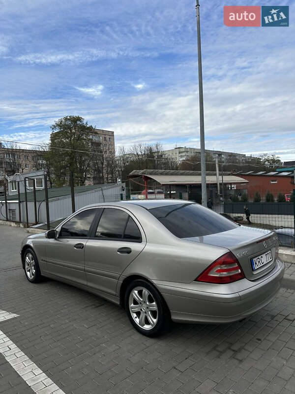 Mercedes-Benz C-Class 2005