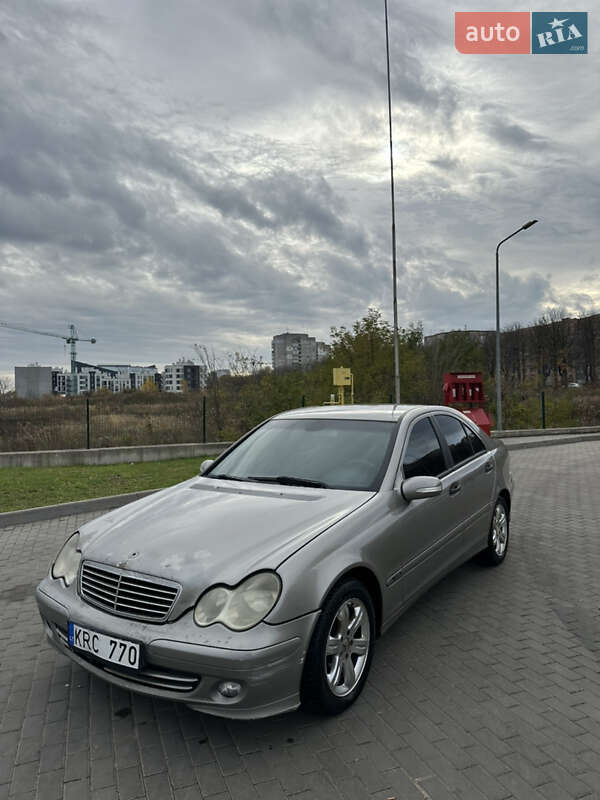 Седан Mercedes-Benz C-Class 2005 в Ровно
