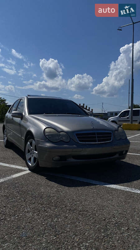 Седан Mercedes-Benz C-Class 2003 в Чернівцях