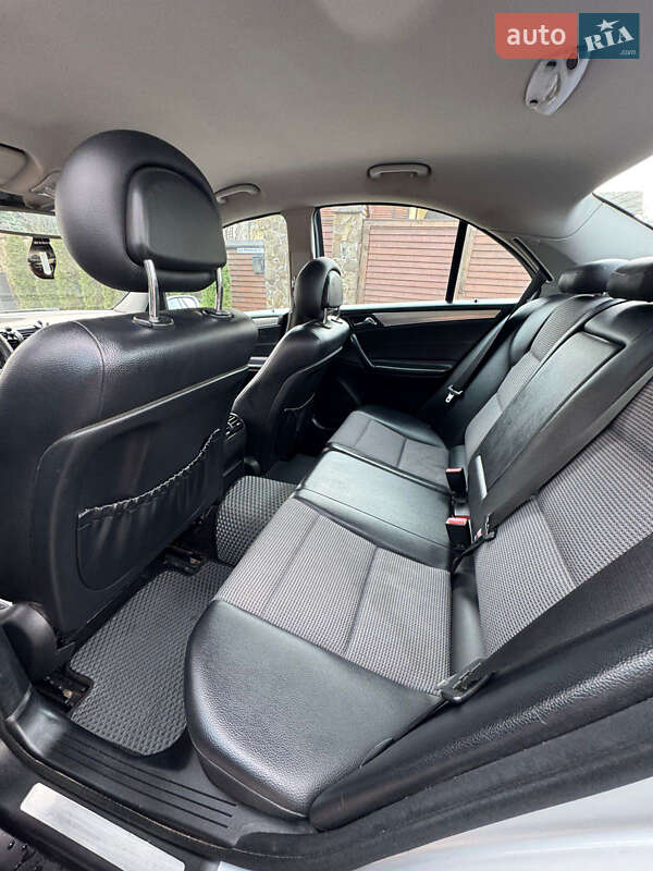 Седан Mercedes-Benz C-Class 2004 в Черновцах