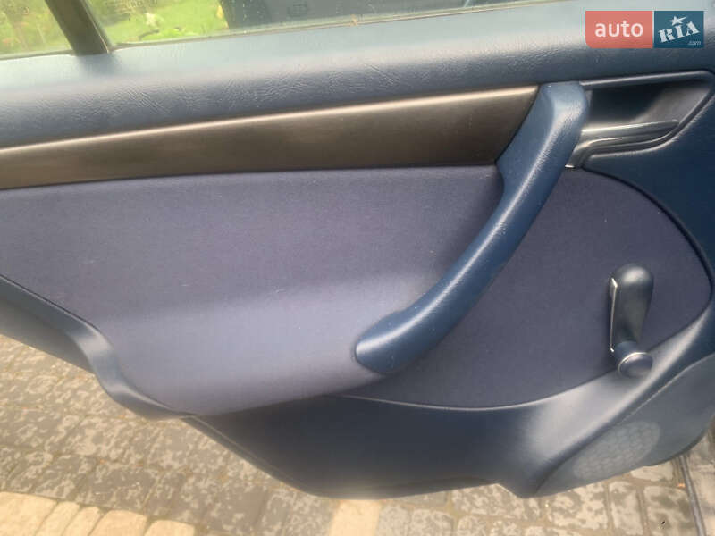 Седан Mercedes-Benz C-Class 1997 в Красном