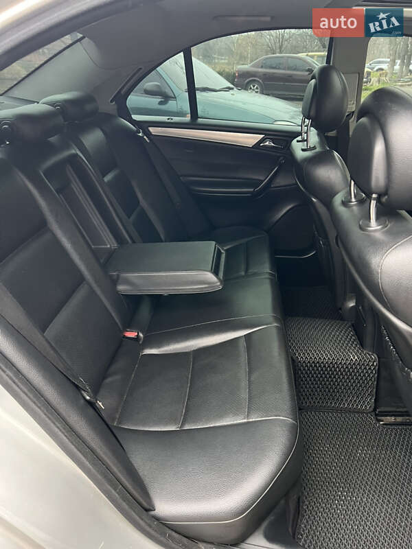 Седан Mercedes-Benz C-Class 2005 в Кривом Роге