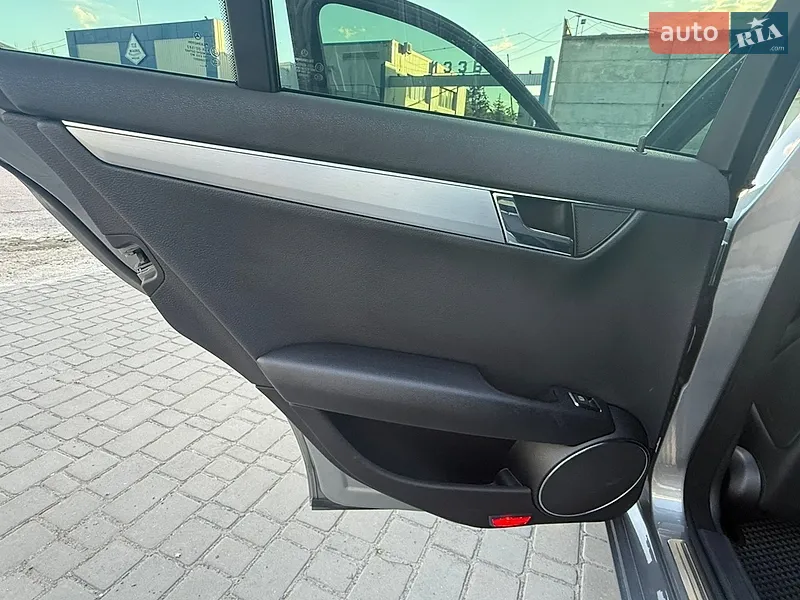 Mercedes-Benz C-Class 2009 VIN WDD2040871F458048 фото оголошення 32 з 91