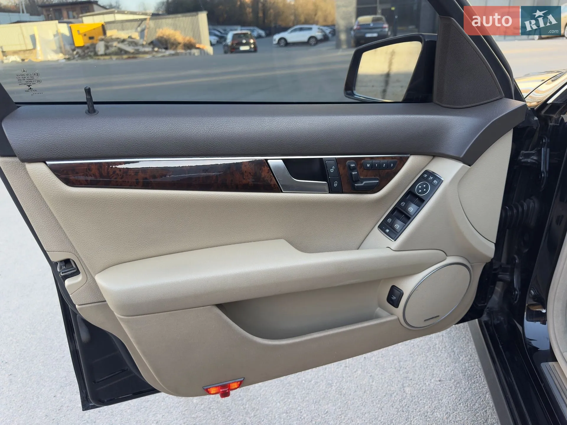 Mercedes-Benz C-Class 2014 VIN WDDGF8AB9EA945872 фото оголошення 9 з 17