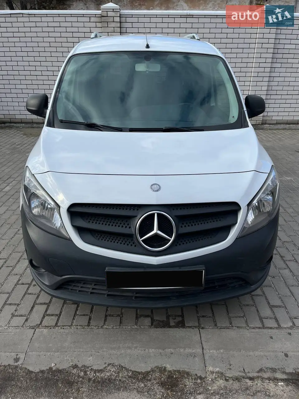 Продам Mercedes-Benz Citan 2016 192 тис. км пробігу Двигун 1. 5л Дизель Колір білий Вантажопідйомність 0. 5т ДТП немає Вантажопасажирський фургон • 5 дверей • 5 місця Двигун 1. 46л (89. 76 к. с. /66кВт) Витрати пального (місто 6.8 • траса 5 • змішаний 6.5) Коробка передач Ручка/Механіка Привід передній Підігрів сидіння водія Круїз-контроль Ближнє та дальнє світло лед Парктронік круїз контроль Задні сидіння легко демонтується Має два ключа Мерседес Сітан 2016 року, в гарному технічному та зовнішньому стані