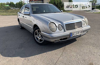 Седан Mercedes-Benz E 220 1996 в Львові
