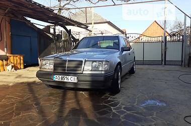 Седан Mercedes-Benz E 260 1988 в Ужгороде
