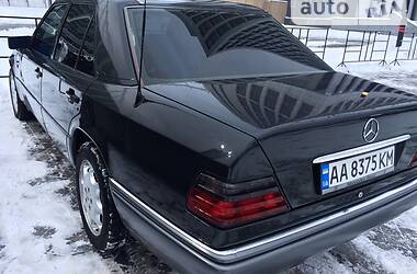 Седан Mercedes-Benz E 320 1994 в Киеве