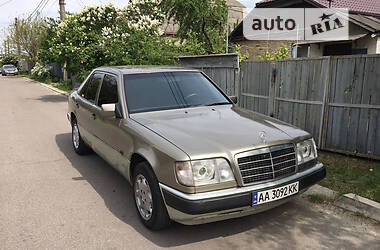 Седан Mercedes-Benz E 320 1993 в Києві