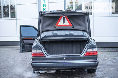 Седан Mercedes-Benz E-Class 1993 в Киеве