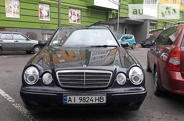 Седан Mercedes-Benz E-Class 2001 в Києві