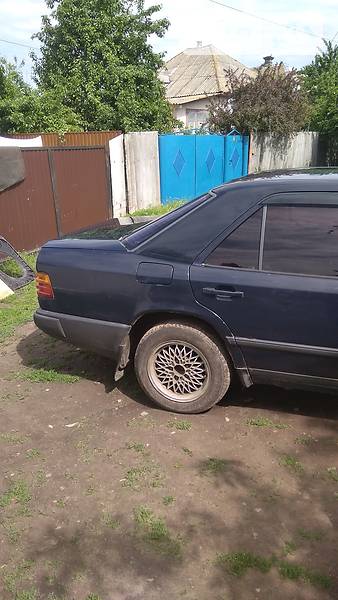 Седан Mercedes-Benz E-Class 1988 в Варві