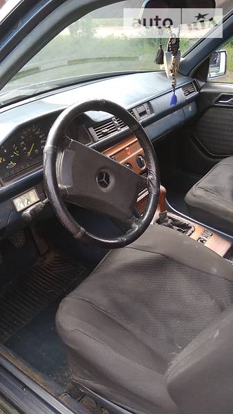 Седан Mercedes-Benz E-Class 1988 в Варві