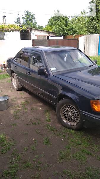 Седан Mercedes-Benz E-Class 1988 в Варві