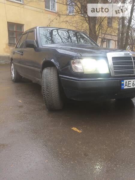 Седан Mercedes-Benz E-Class 1987 в Желтых Водах