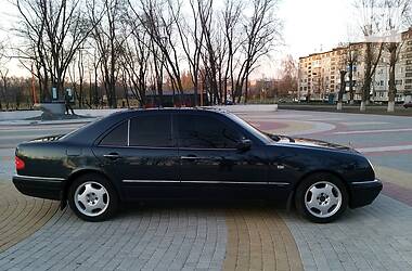 Седан Mercedes-Benz E-Class 2000 в 