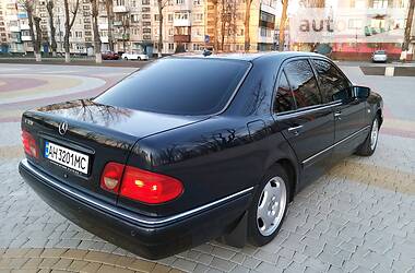 Седан Mercedes-Benz E-Class 2000 в 