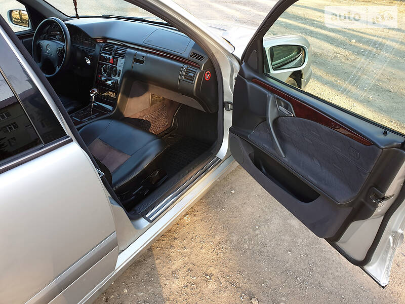 Седан Mercedes-Benz E-Class 2001 в Тернополі