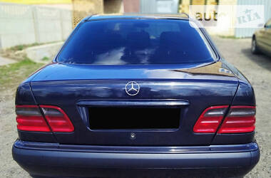 Седан Mercedes-Benz E-Class 2001 в 