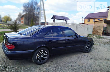 Седан Mercedes-Benz E-Class 2001 в 