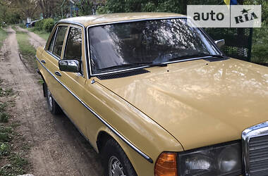 Седан Mercedes-Benz E-Class 1980 в 
