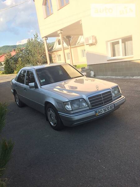 Седан Mercedes-Benz E-Class 1995 в Сваляві фото Седан Mercedes-Benz E-Class 1995 в Сваляві