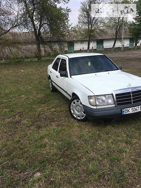 Седан Mercedes-Benz E-Class 1985 в Бродах