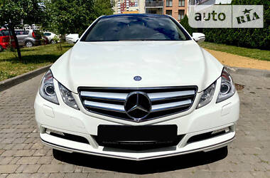 Купе Mercedes-Benz E-Class 2010 в 