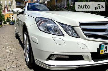 Купе Mercedes-Benz E-Class 2010 в 