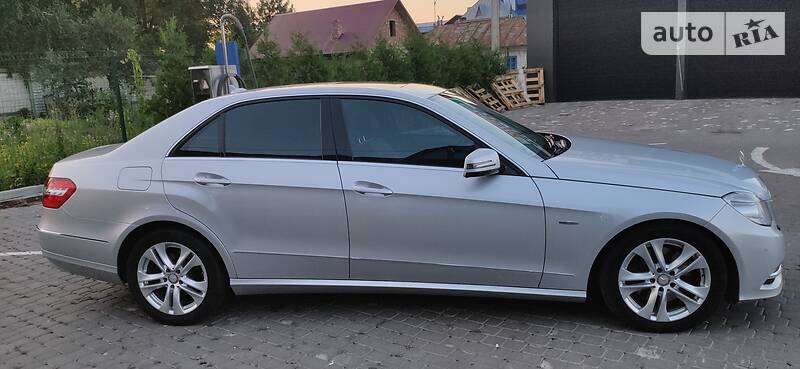 Седан Mercedes-Benz E-Class 2011 в Чернівцях