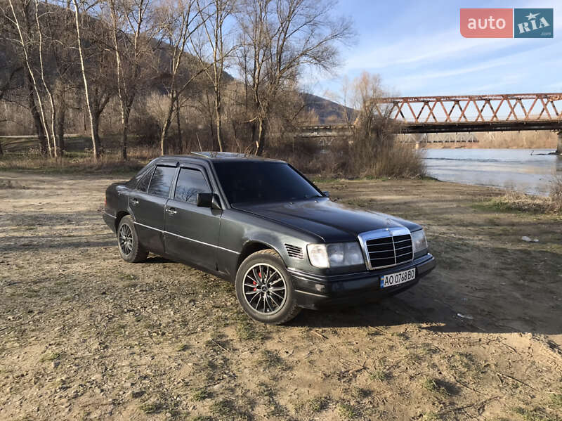 Седан Mercedes-Benz E-Class 1986 в Виноградові