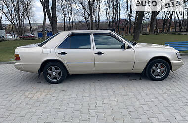 Седан Mercedes-Benz E-Class 1989 в Черновцах