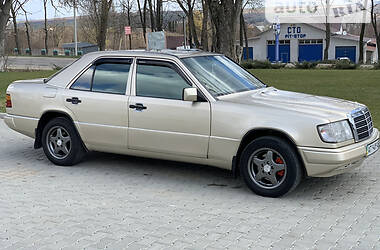 Седан Mercedes-Benz E-Class 1989 в Чернівцях