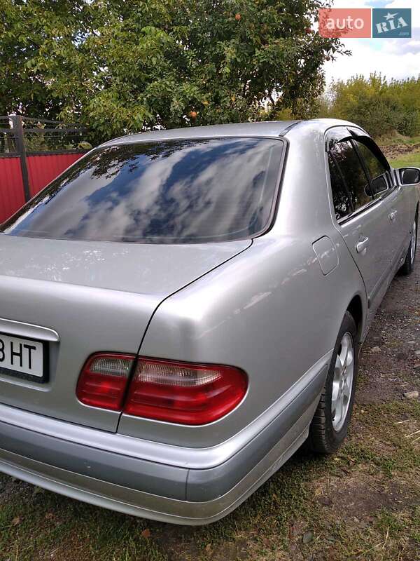 Седан Mercedes-Benz E-Class 2000 в Звенигородці