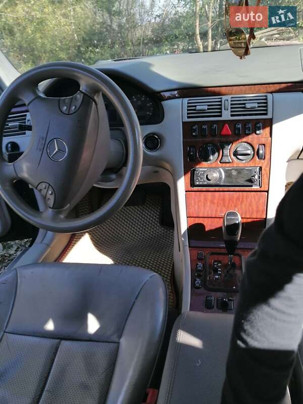 Седан Mercedes-Benz E-Class 2001 в Львові