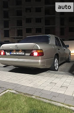 Седан Mercedes-Benz E-Class 1985 в Луцке