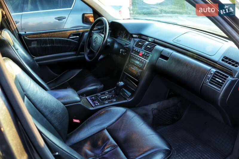 Седан Mercedes-Benz E-Class 1998 в Черновцах