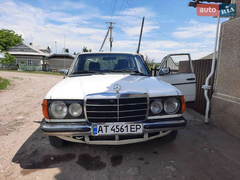 Седан Mercedes-Benz E-Class 1982 в Городенці