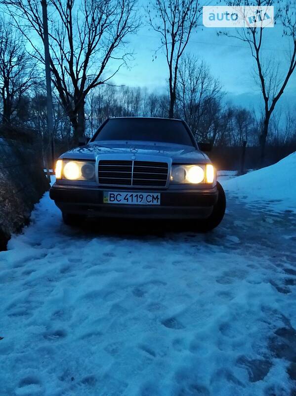Седан Mercedes-Benz E-Class 1986 в Львове