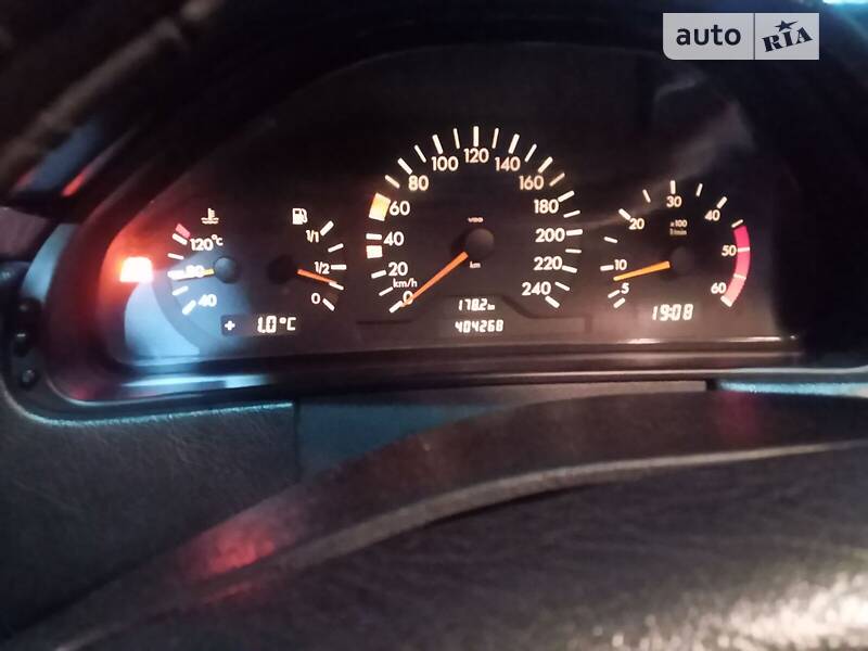 Седан Mercedes-Benz E-Class 2000 в Іршаві