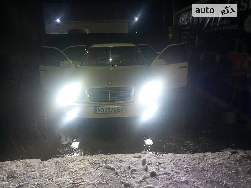 Седан Mercedes-Benz E-Class 2000 в Іршаві