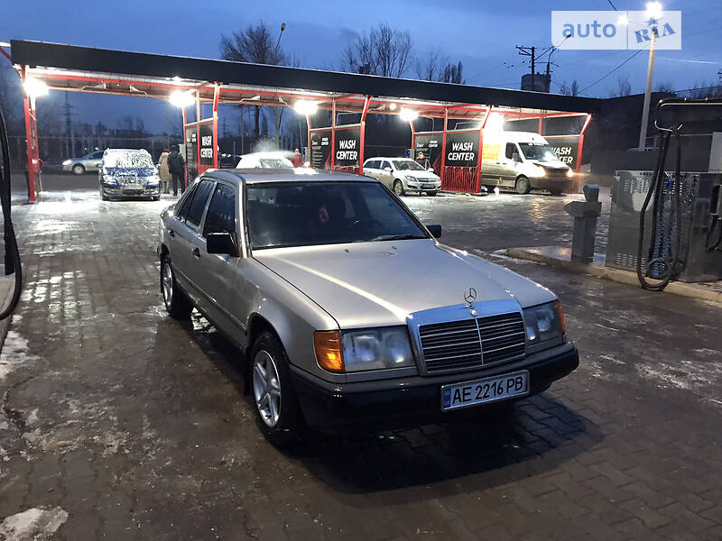 Седан Mercedes-Benz E-Class 1989 в Кривому Розі