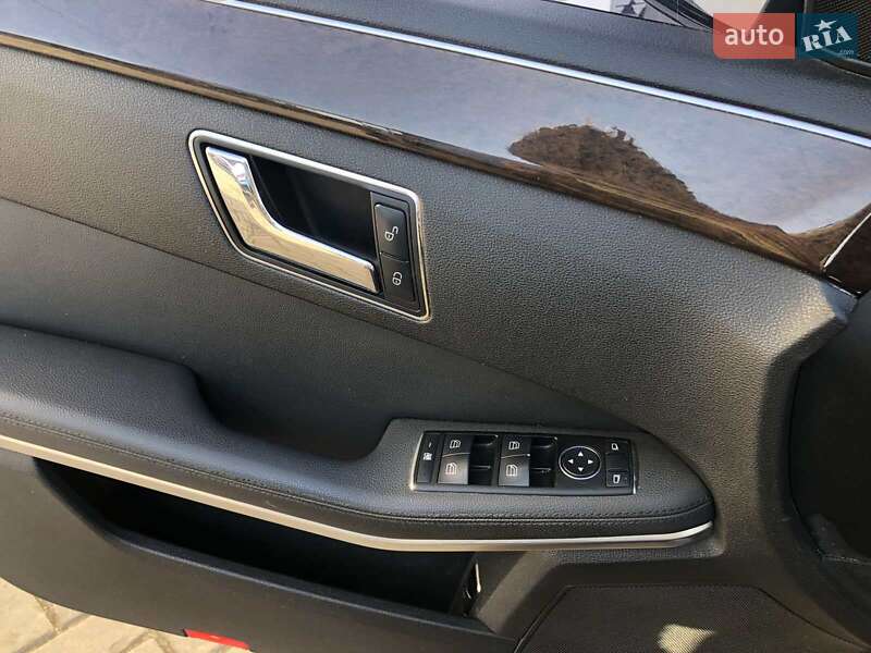 Седан Mercedes-Benz E-Class 2011 в Чернівцях